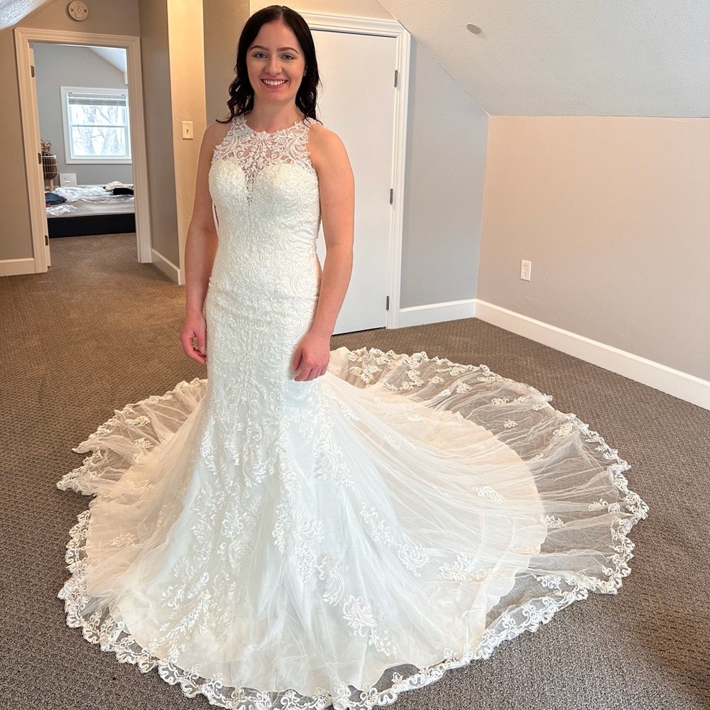 Wedding dress! Brand new Kenneth Winston wedding dress! It’s a size 8 in ivory!